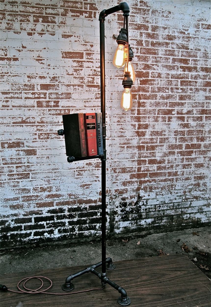 напольный светильник из водопроводных труб