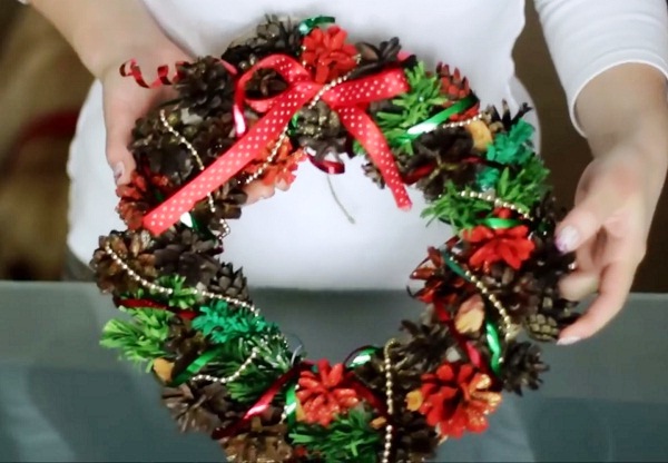 gotovyi-novogodniy-venok-iz-shishek