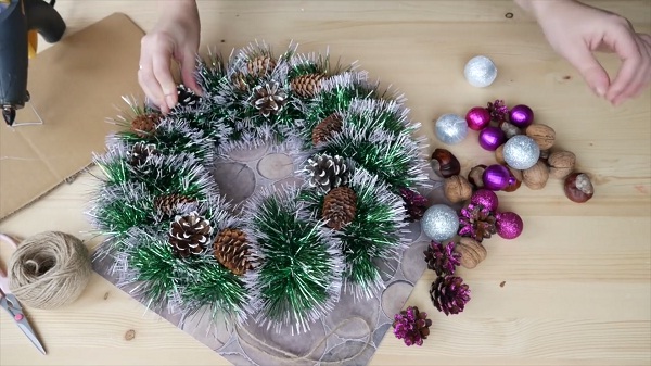 ukrashaem-venok-shishkami