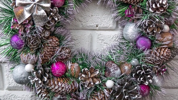 venok-na-novyi-god-na dver