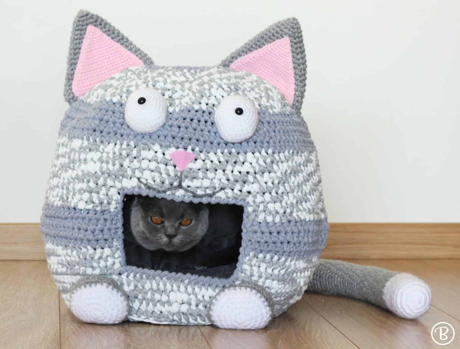Cat shaped crocheted kitty bed