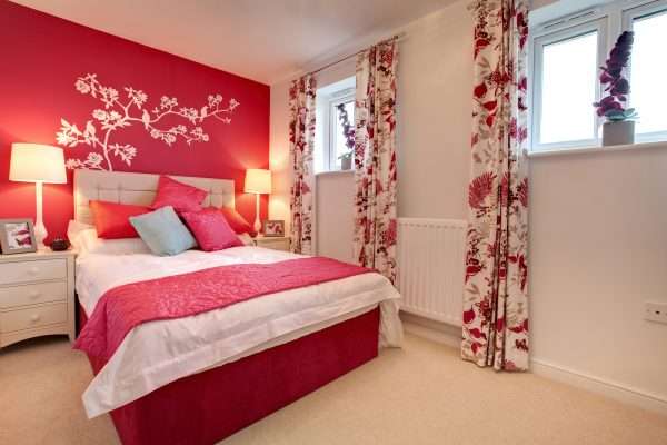 Использование красного цвета в дизайне спальни