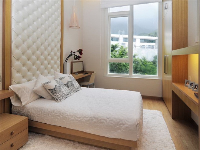 Как комфортно поставить кровать у окна в спальне