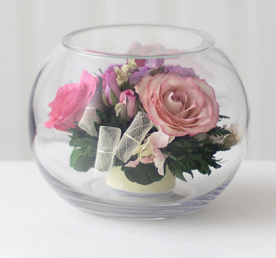 Что положить в вазу с розами. Круглая стеклянная ваза декор. Композиция в круглой вазе. Композиция в круглой стеклянной вазе. Цветы в прозрачной вазе.