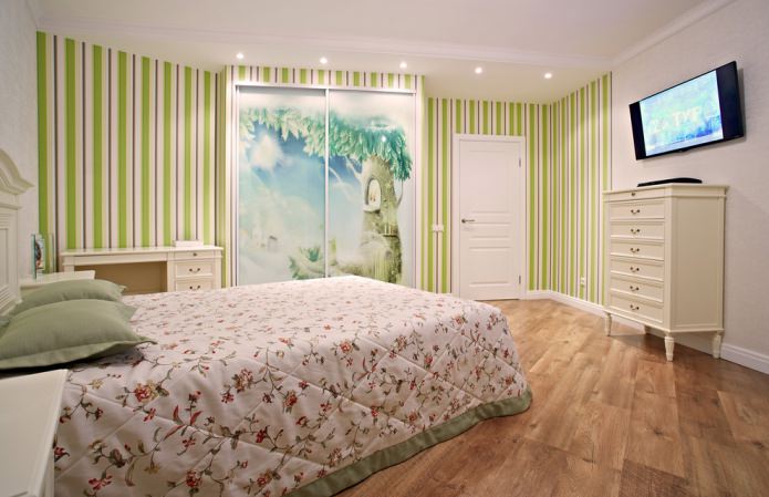 зеленые полосатые обои в спальне
