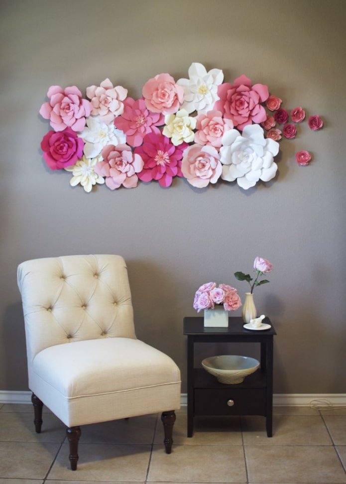 цветы из бумаги на стене в интерьере
