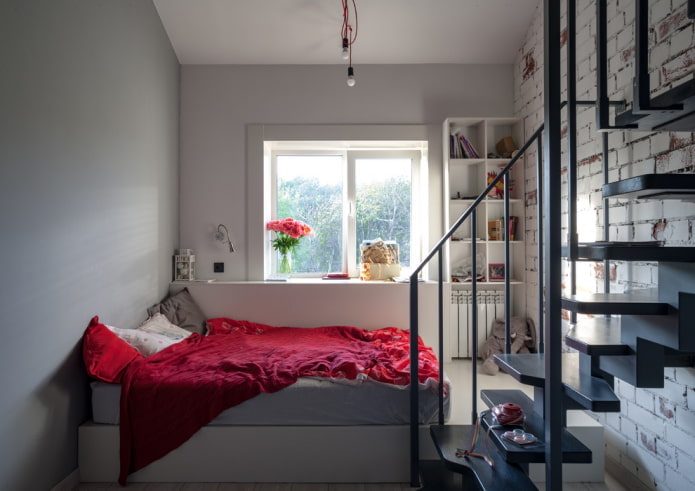 кровать в маленькой двухэтажной квартире
