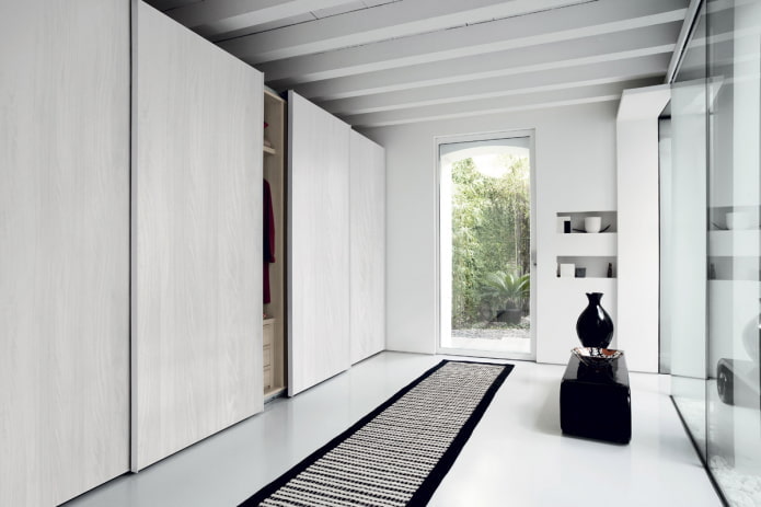 Светлый шкаф-купе в холле Светлый шкаф-купе в холле