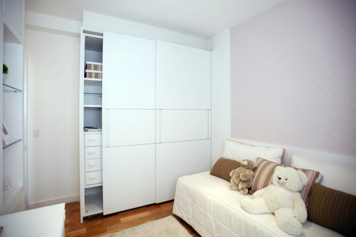 Белый встроенный шкаф в детской
