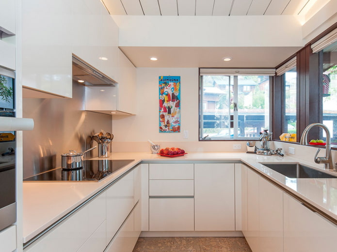 кухня с угловым окном кухня с угловым окном