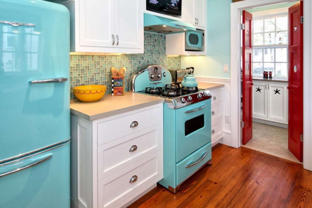 Холодильник голубого цвета в интерьере кухни
