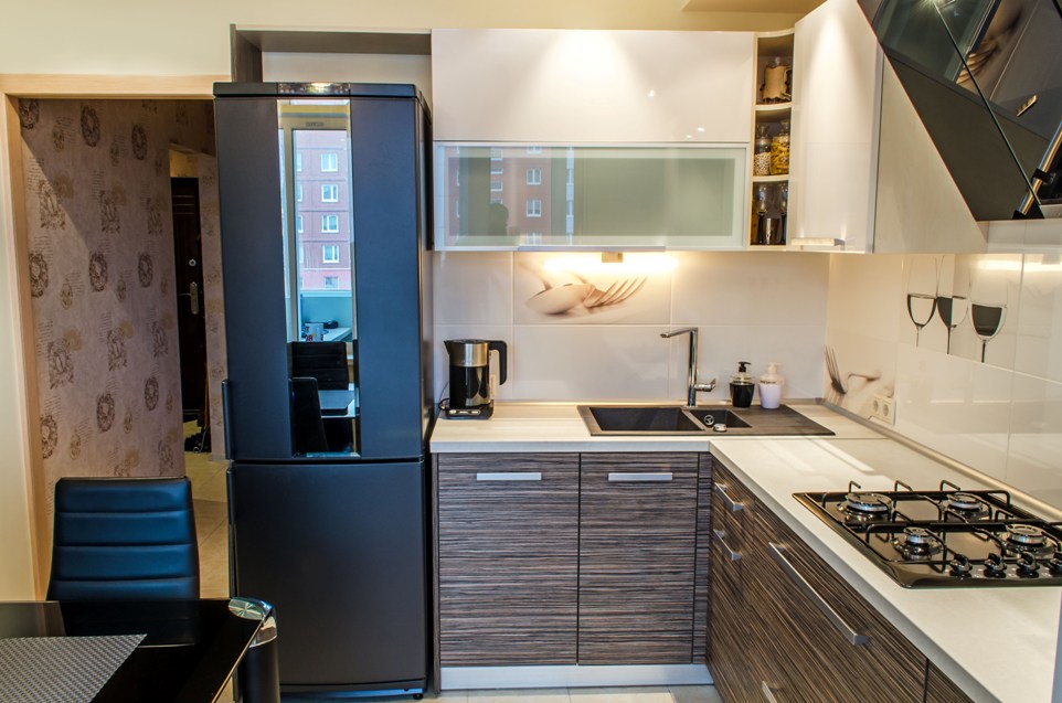 Холодильник в интерьере кухни черный цвет