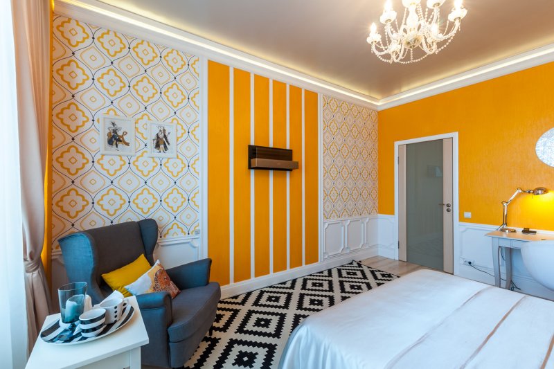 Оранжевые обои на стенах спальни