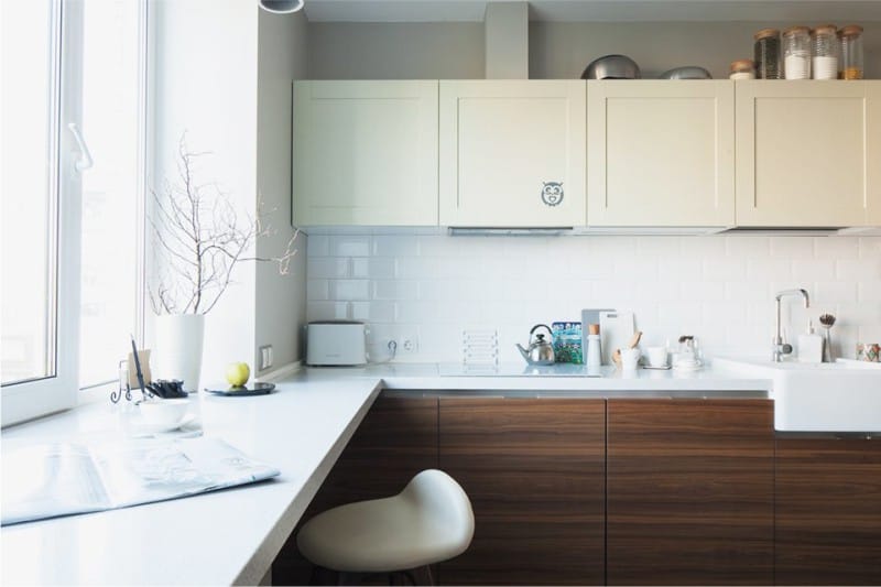 Белые и коричневые фасады кухонного гарнитура из МДФ