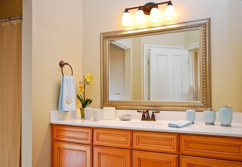 Подсветка зеркала в ванной классического стиля