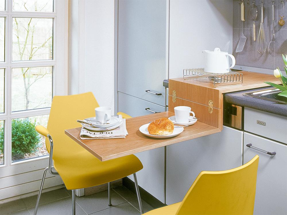 Желтые стулья в маленькой кухне