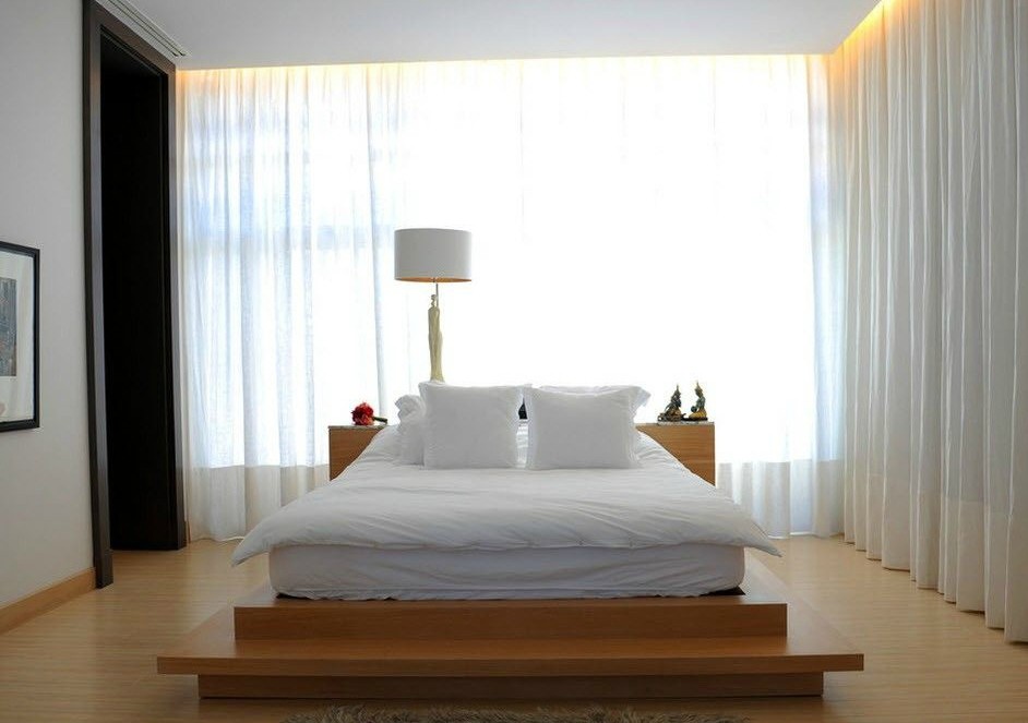 спальня с кроватью у окна дизайн