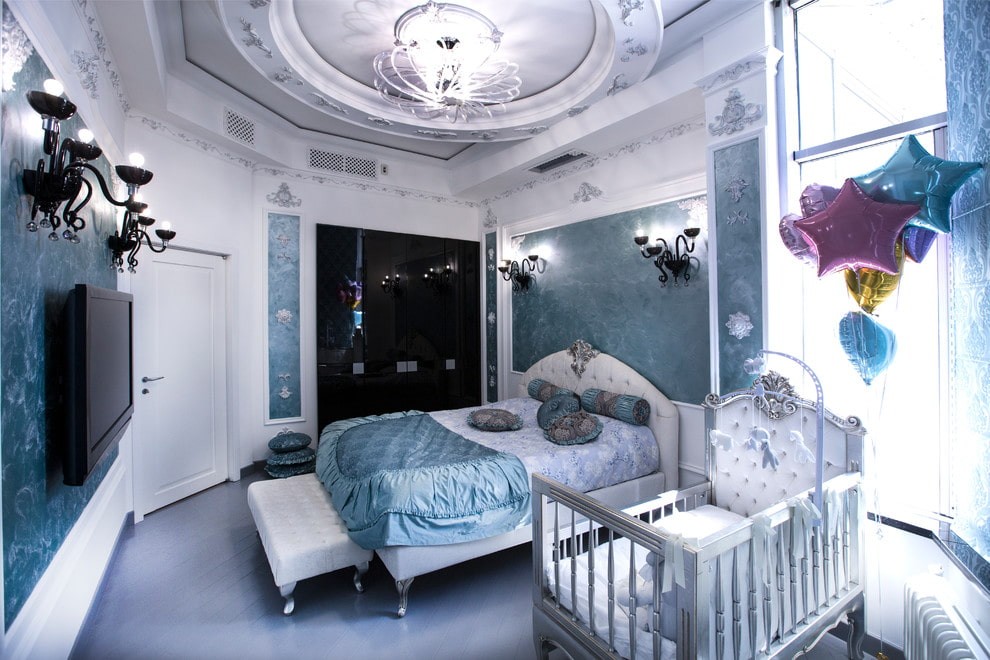 Классическая спальня с кроваткой для малыша