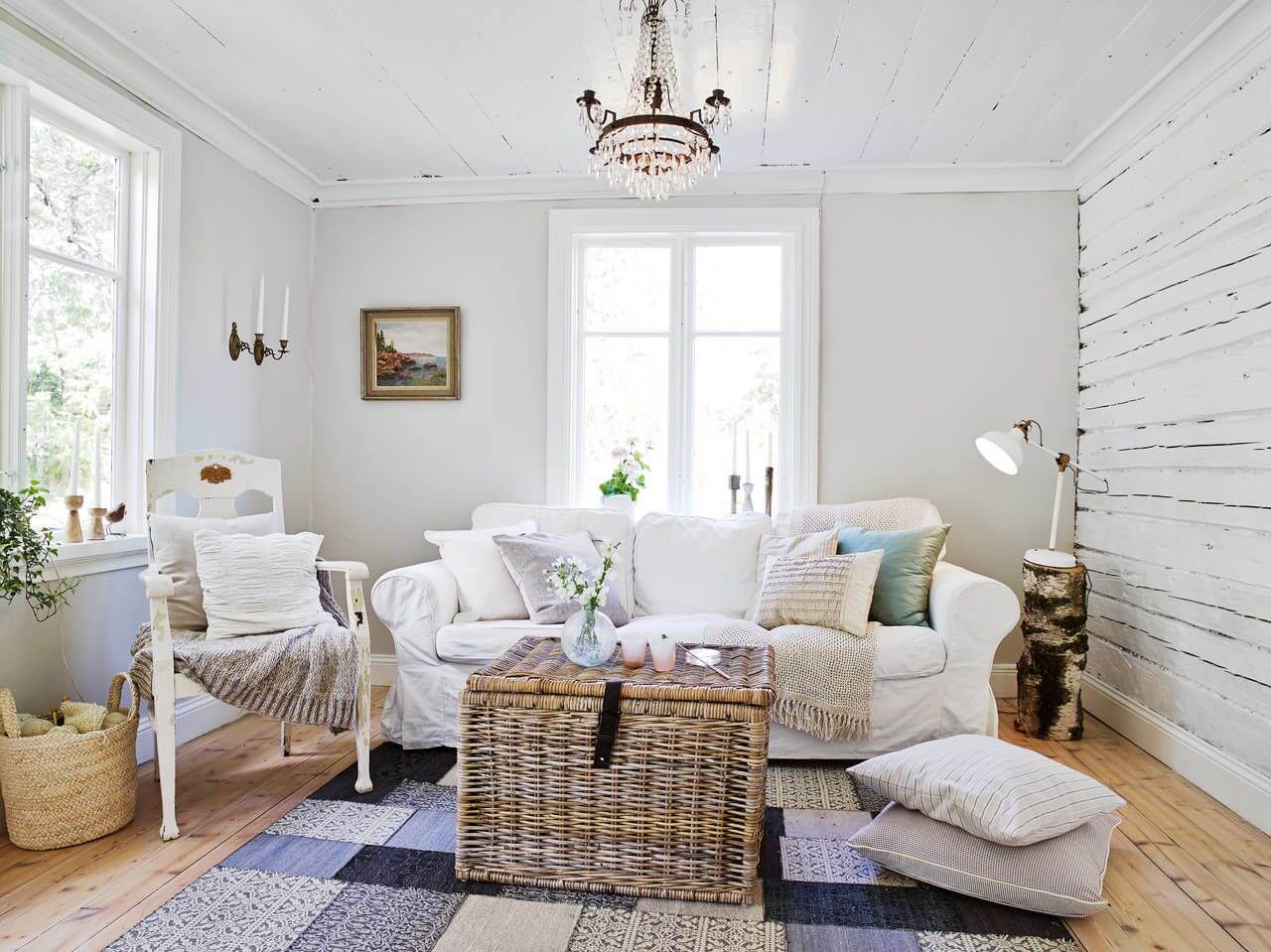 плетенный стол в гостиной в скандинавском стиле