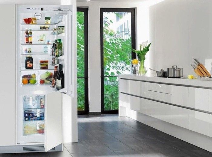 холодильник на кухне