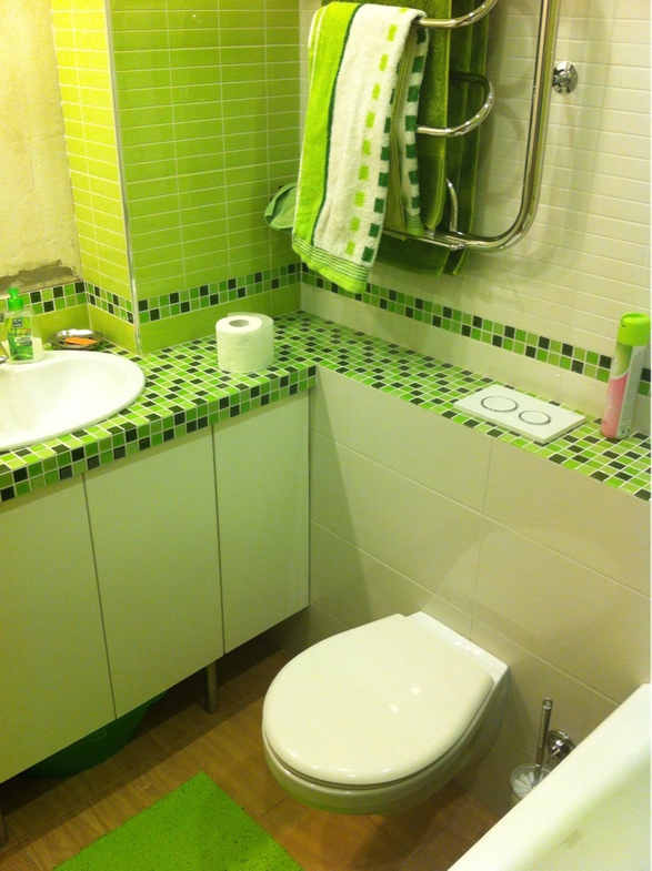 Туалет цвет зеленый. Ванная в зеленом цвете. Туалет в зеленом цвете. Зеленая плитка для ванной. Бело зеленая ванная комната.