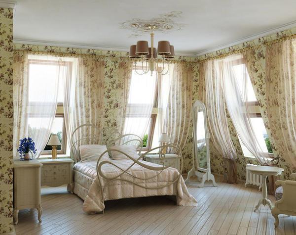 Романтические интерьеры типа прованс можно украсить легкими занавесками с оборками и рюшами. Такие полотна добавят комнате простора и воздушности