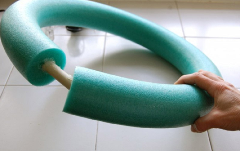 Основное преимущество основы из утеплителя – венок получится идеально круглым без неровностей