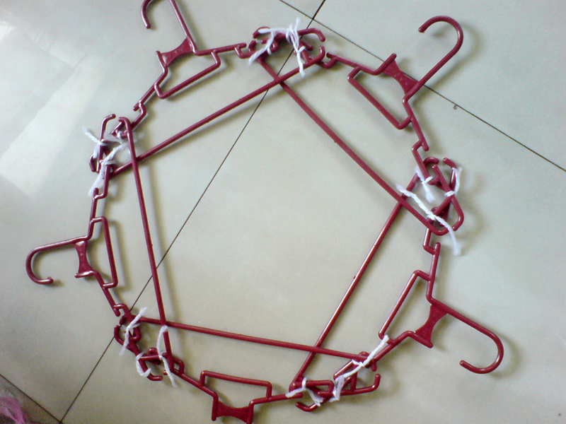 Один крючок можно оставить для настенного крепления венка, остальные необходимо срезать