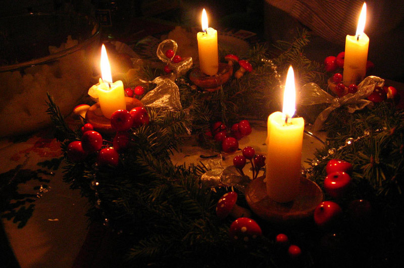 Сегодня настольные композиции украшают только 4 свечи