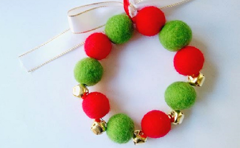 В качестве декора украсить веночек атласной ленточкой