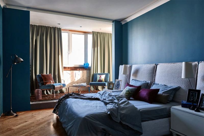 В спальне на пол уложен паркет песочного цвета в диагональной раскладке