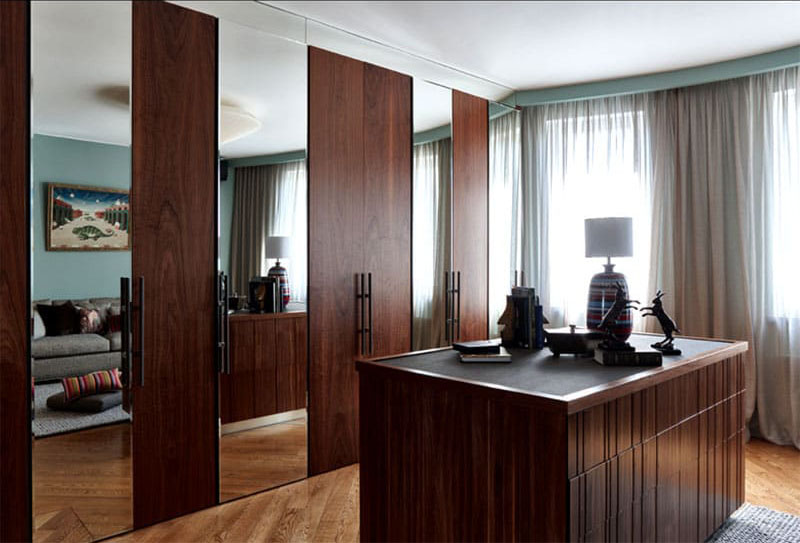 Высокие двери шкафа-купе с зеркальными вставками визуально увеличивают пространство