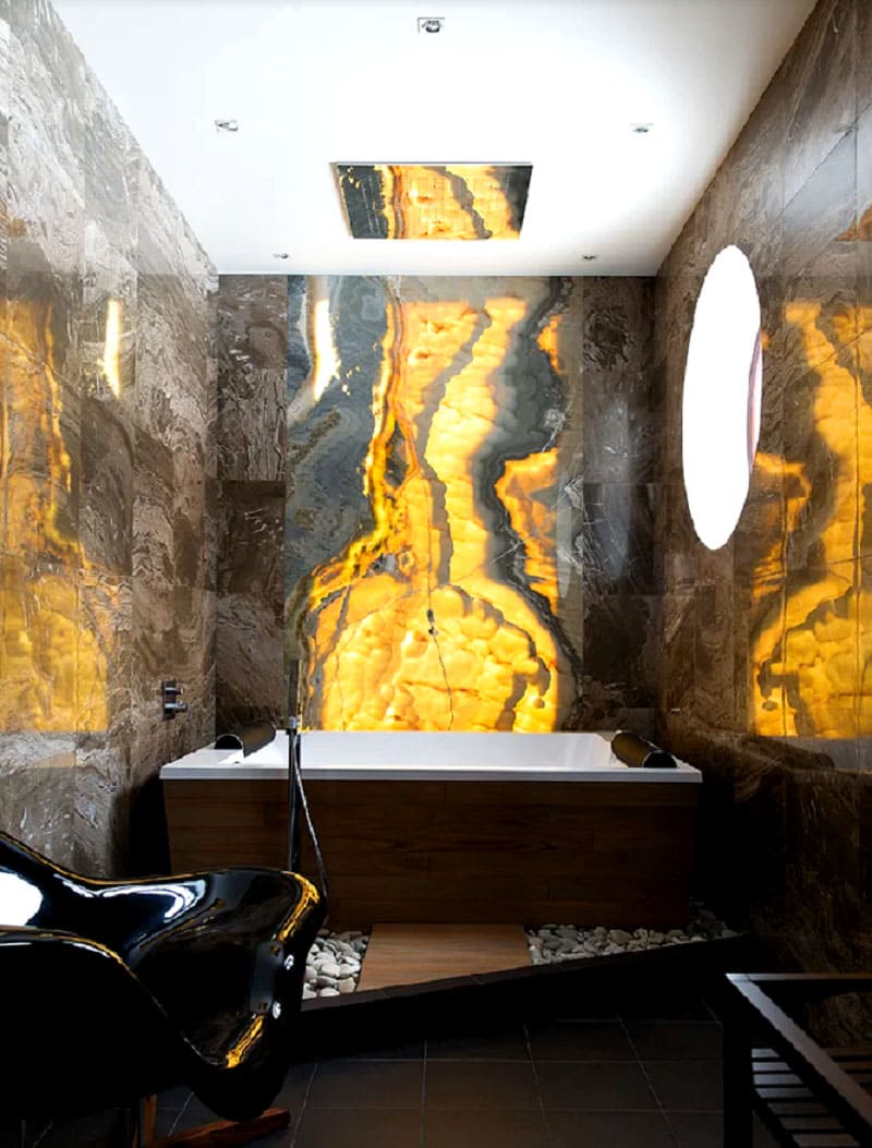 На подиуме в ванной комнате для массажа уложена крупная галька