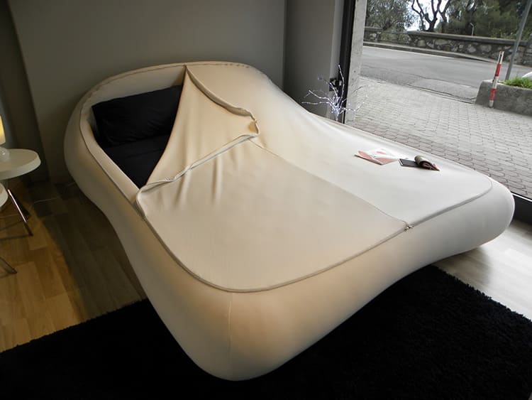 Желательно, чтобы кровати изготовлены были только из качественных материалов, а высота ножек была симметричной