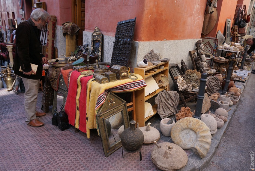 Блошиный рынок в екатеринбурге. Блошиный рынок в Мадриде. Мадридском блошином рынке. Блошиный рынок в Сочи с минералами. Каменную толкучку.