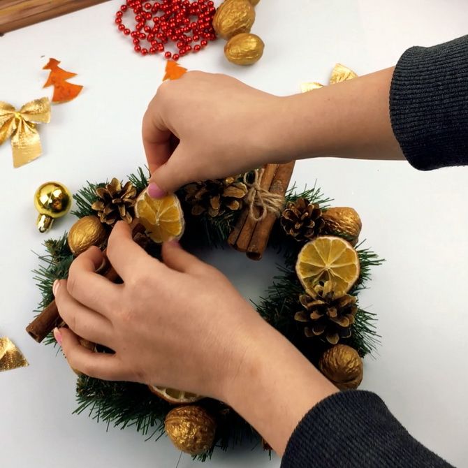 новогодний венок из шишек