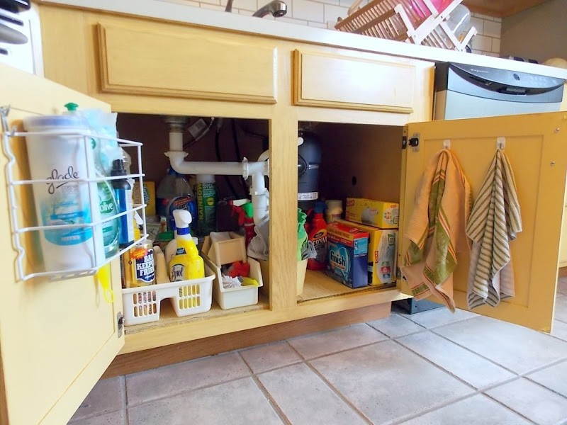 Бытовая химия под раковиной