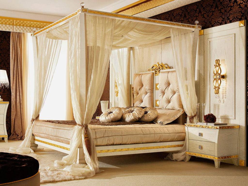 Интерьер спальной в классическом стиле с кроватью с балдахином