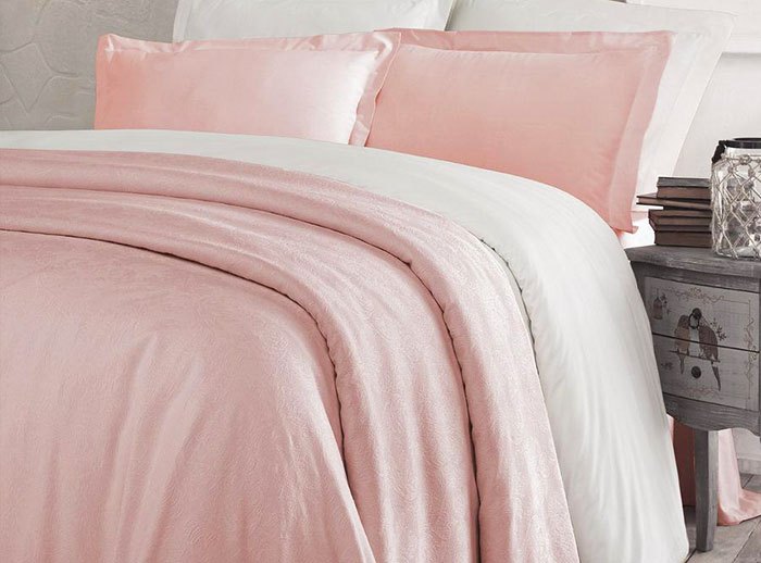 Розовые оттенки на кровати