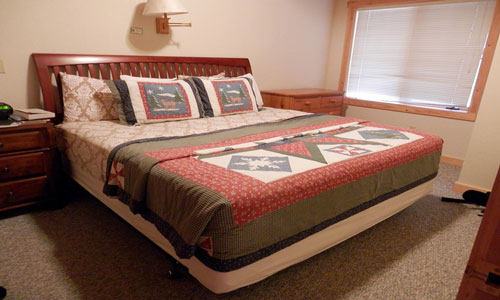 Уютно заправленная кровать в спальне