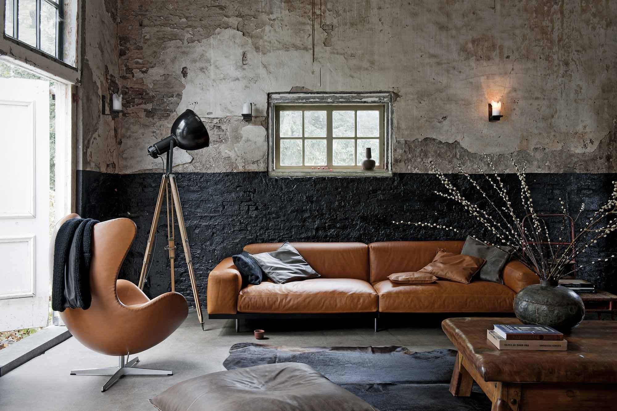 Кожаный коричневый диван в индустриальном стиле