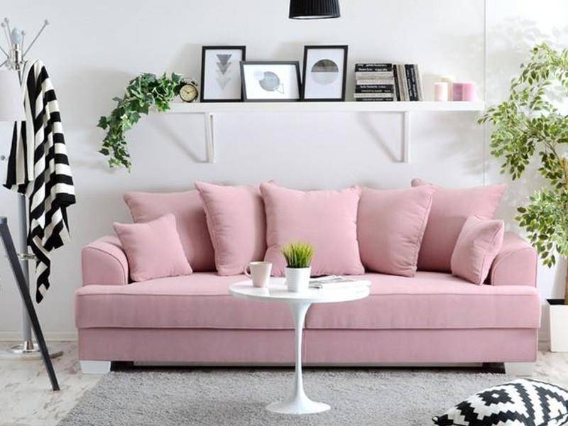 Пудрово-розовый диван