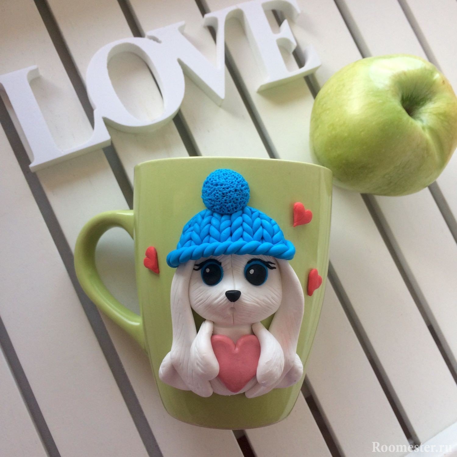 Зайка с сердцем на кружке