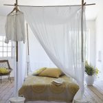 Кровать с полупрозрачным балдахином