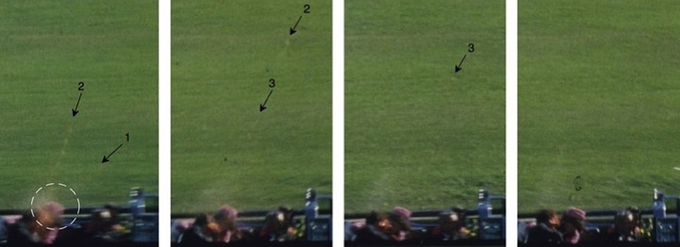 На последующих кадрах голова Кеннеди откидывается назад. Но пуля уже ударила в затылок - стрелками показаны отлетевшие кусочки черепа и мозга. 