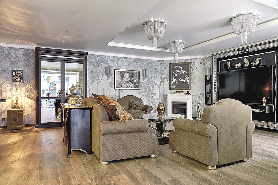 Тайная дверь в гардеробную находится в шкафу. Фото: karpov-buro.ru 