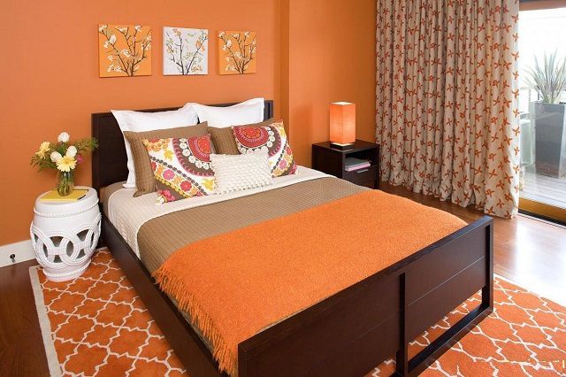 Оранжевый цвет в чистом виде для помещения спальной будет чересчур "активным"