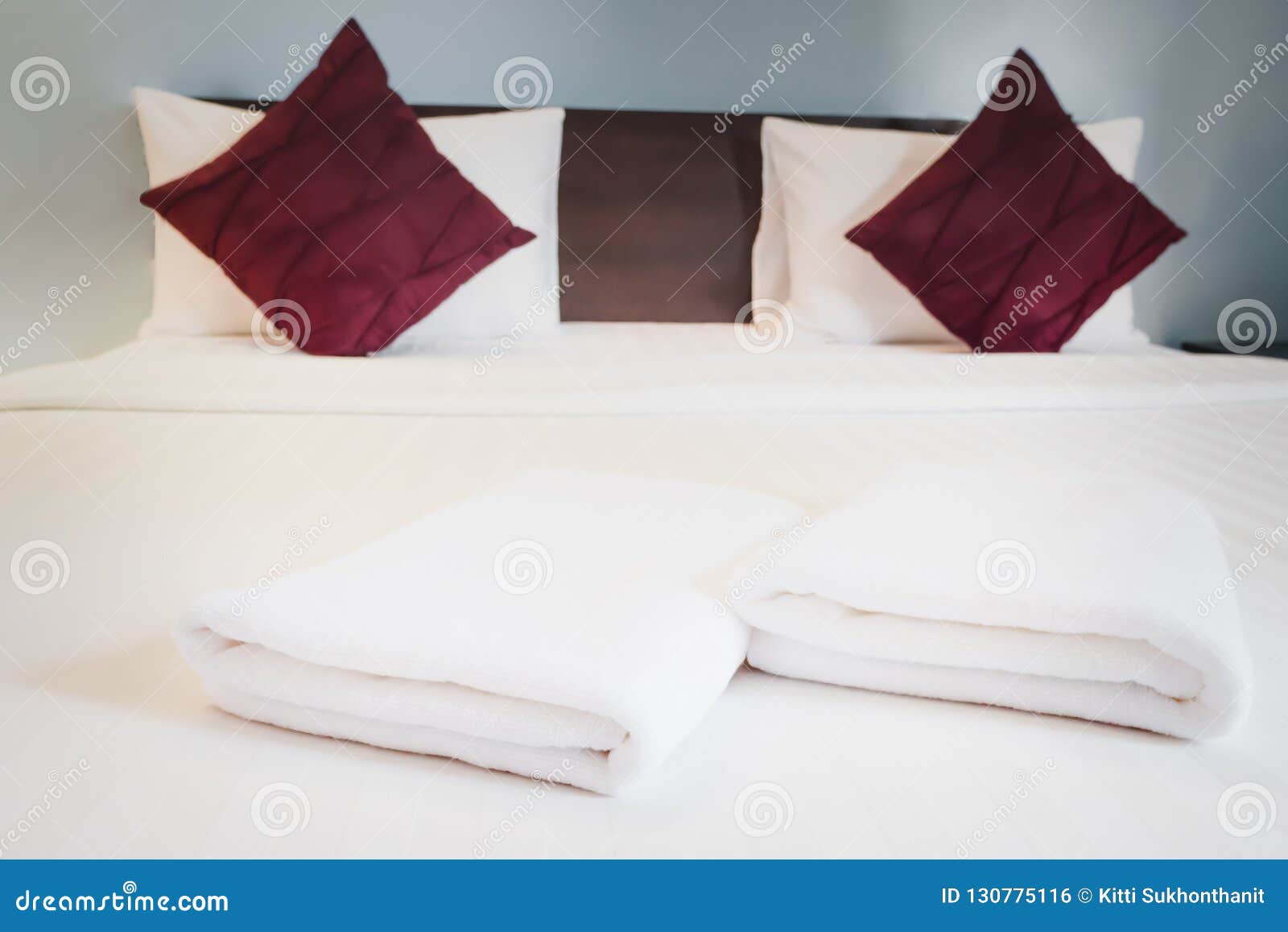 Полотенце на кровати. Сложенные полотенца на кровати. Сложить полотенце в отеле. Красиво сложенные полотенца в гостинице. Красиво сложить полотенце на кровать.