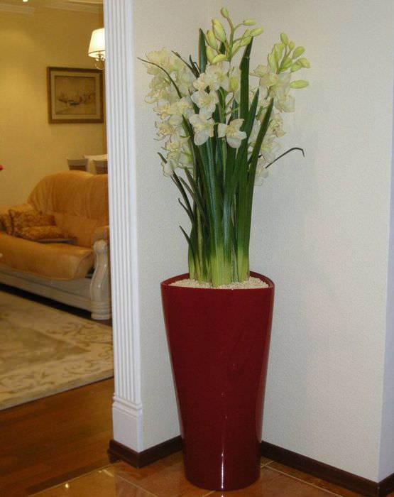 Напольная ваза в интерьере жилой комнаты