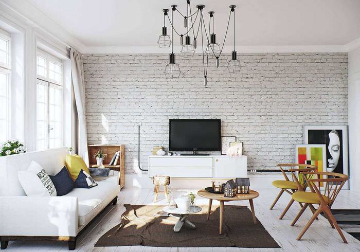 Дизайн просторной гостиной с белыми кирпичными стенами